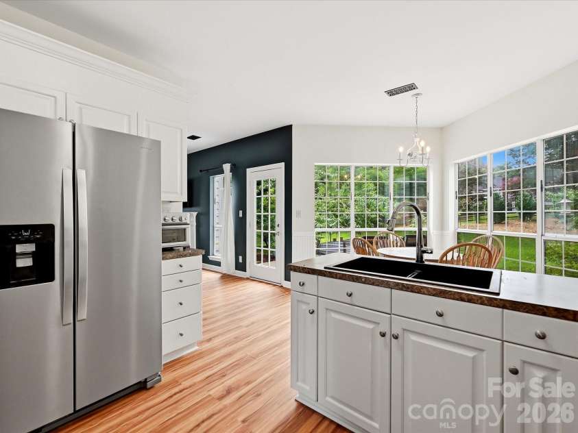 9106 Torrence Crossing Drive, Huntersville, NC 28078.  MLS# CAR4404699, YatesRealty ID 43379. The bright, functional kitchen offers generous cabinet space, ample prep areas, and an open layout perfect for everyday living and entertaining.