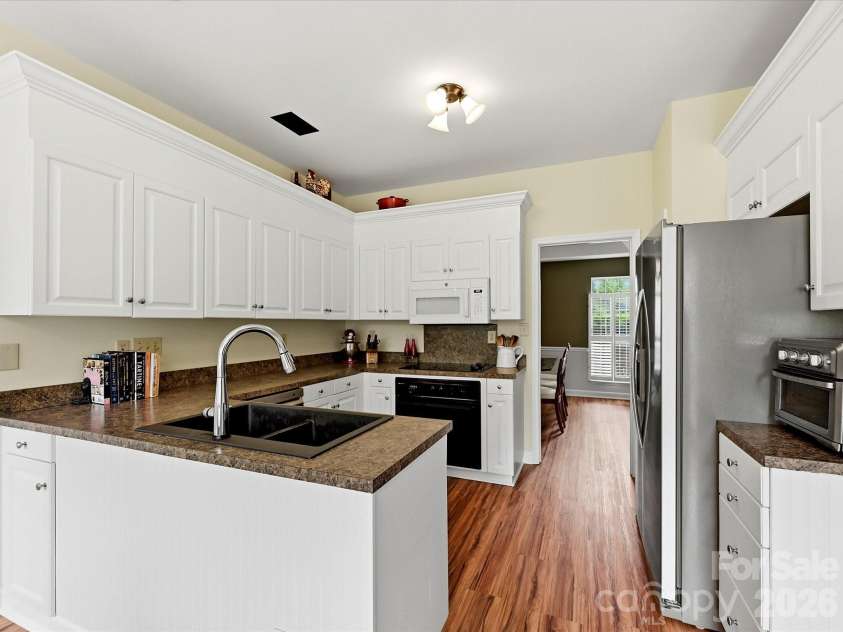 9106 Torrence Crossing Drive, Huntersville, NC 28078.  MLS# CAR4404699, YatesRealty ID 43379. The bright, functional kitchen offers generous cabinet space, ample prep areas, and an open layout perfect for everyday living and entertaining.