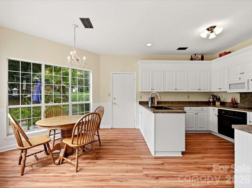 9106 Torrence Crossing Drive, Huntersville, NC 28078.  MLS# CAR4404699, YatesRealty ID 43379. The spacious kitchen flows seamlessly into the sunny breakfast area, where oversized windows fill the space with natural light and showcase peaceful backyard views.