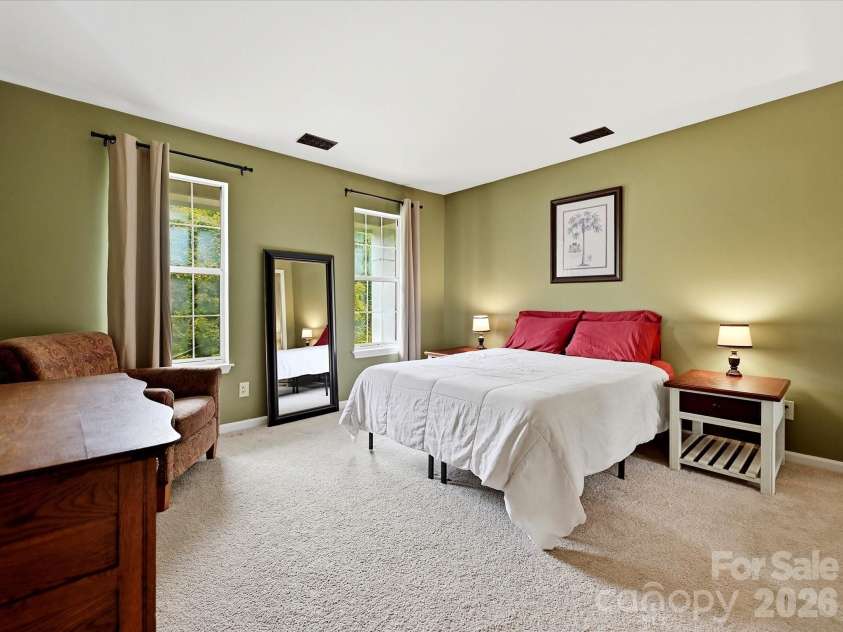 9106 Torrence Crossing Drive, Huntersville, NC 28078.  MLS# CAR4404699, YatesRealty ID 43379. This generously sized secondary bedroom offers ample closet space, large windows, and a comfortable retreat for family or guests.