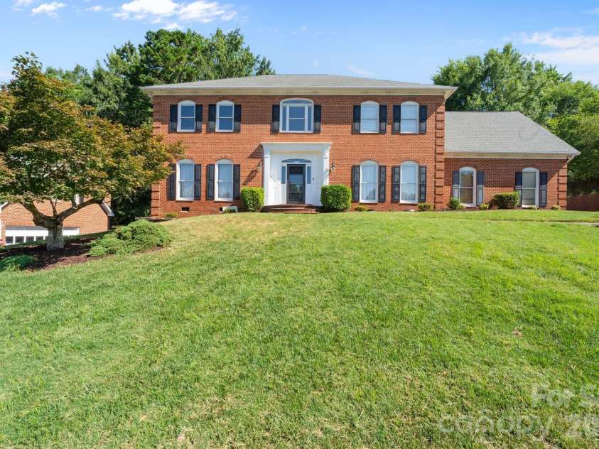 1006 Chelsea Place, Matthews, NC 28105.  MLS# CAR4408287, YatesRealty ID 43383. 
