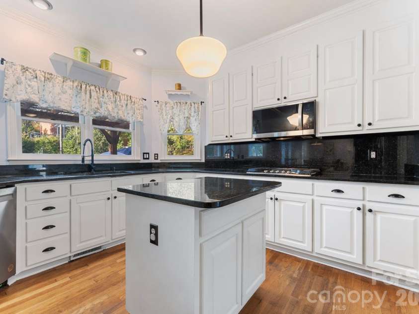 1006 Chelsea Place, Matthews, NC 28105.  MLS# CAR4408287, YatesRealty ID 43383. 