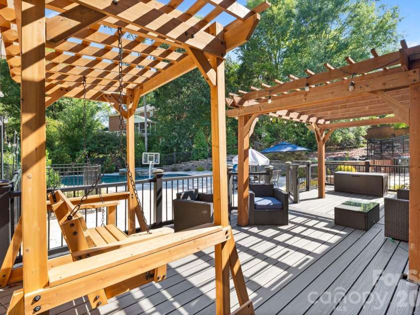 1006 Chelsea Place, Matthews, NC 28105.  MLS# CAR4408287, YatesRealty ID 43383. 