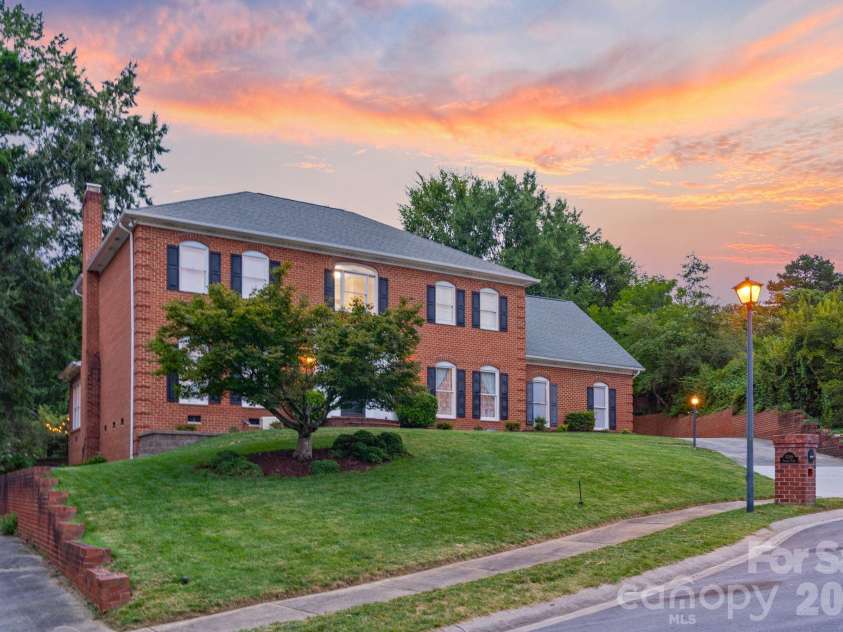 1006 Chelsea Place, Matthews, NC 28105.  MLS# CAR4408287, YatesRealty ID 43383. 