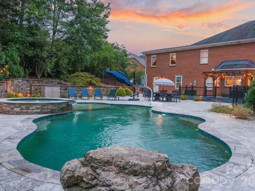 1006 Chelsea Place, Matthews, NC 28105.  MLS# CAR4408287, YatesRealty ID 43383. 