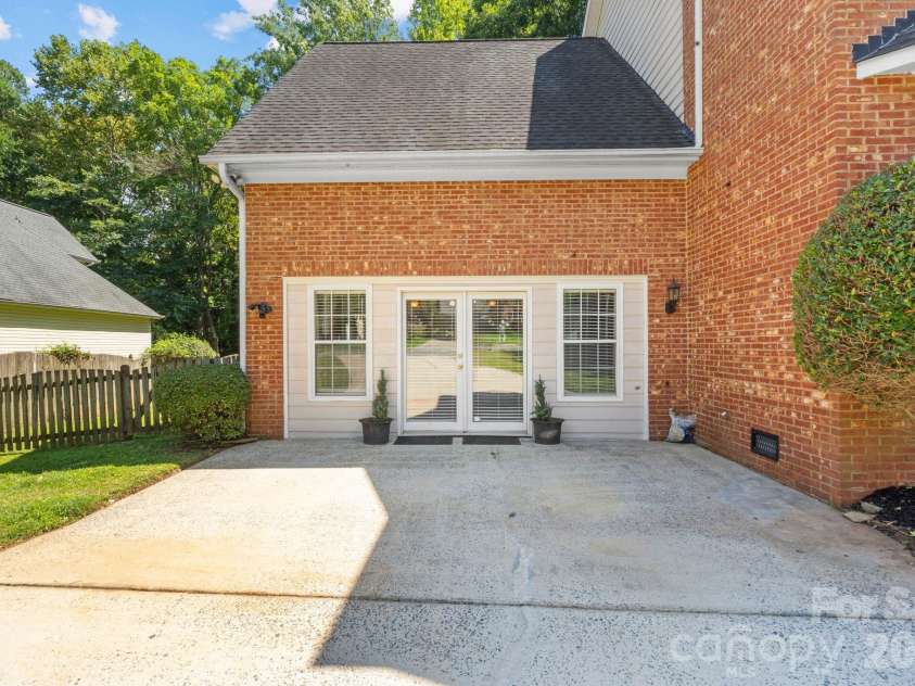 2040 Swaim Drive, Matthews, NC 28105.  MLS# CAR4412314, YatesRealty ID 43384. 