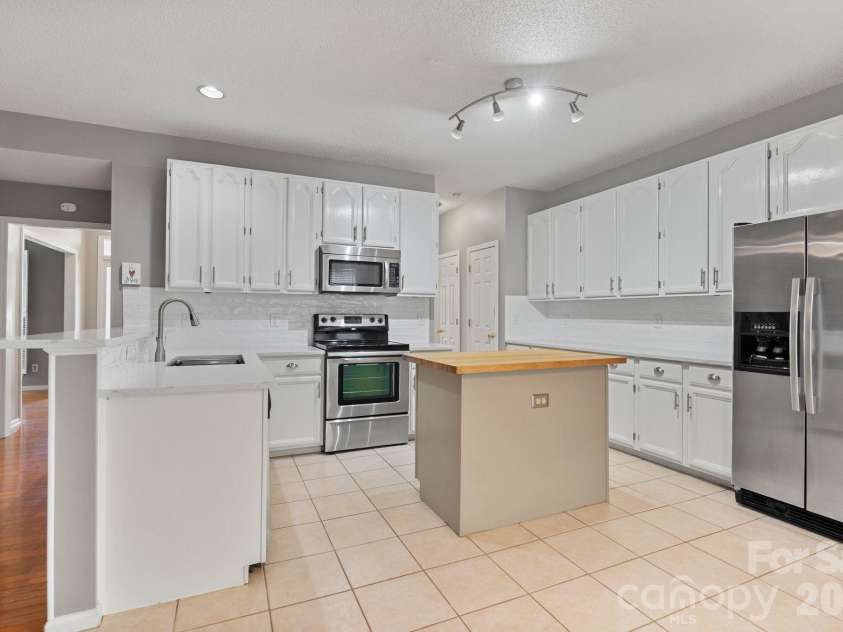 2040 Swaim Drive, Matthews, NC 28105.  MLS# CAR4412314, YatesRealty ID 43384. 