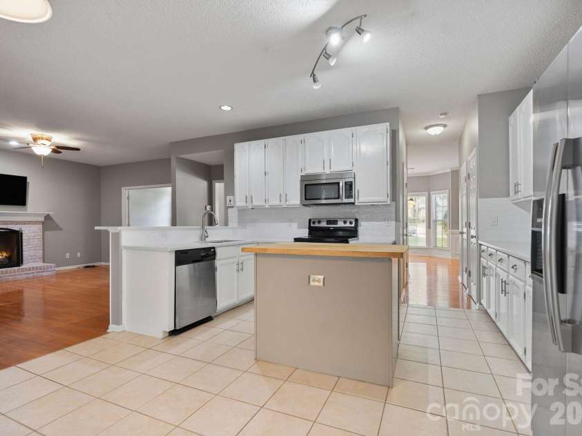 2040 Swaim Drive, Matthews, NC 28105.  MLS# CAR4412314, YatesRealty ID 43384. 