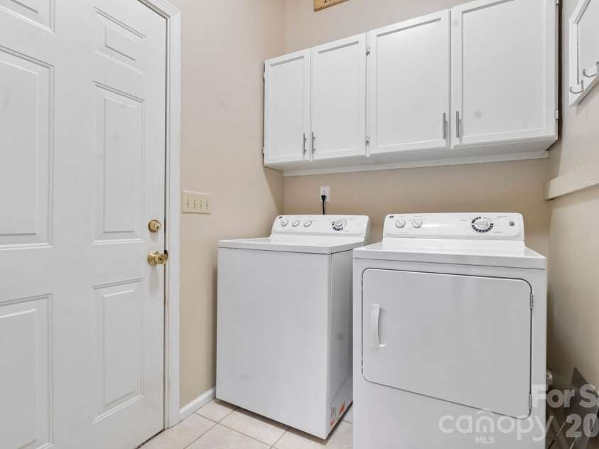 2040 Swaim Drive, Matthews, NC 28105.  MLS# CAR4412314, YatesRealty ID 43384. 