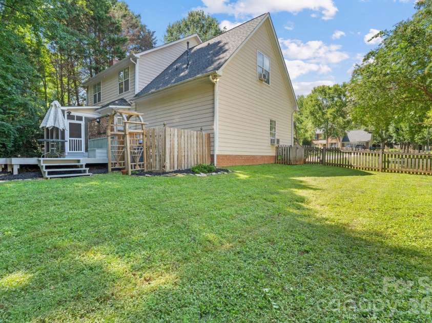 2040 Swaim Drive, Matthews, NC 28105.  MLS# CAR4412314, YatesRealty ID 43384. 