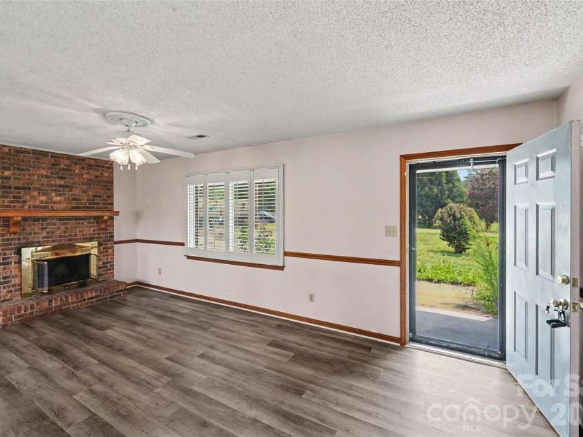 406 Greyfield Drive, Kings Mountain, NC 28086.  MLS# CAR4409413, YatesRealty ID 43387. 