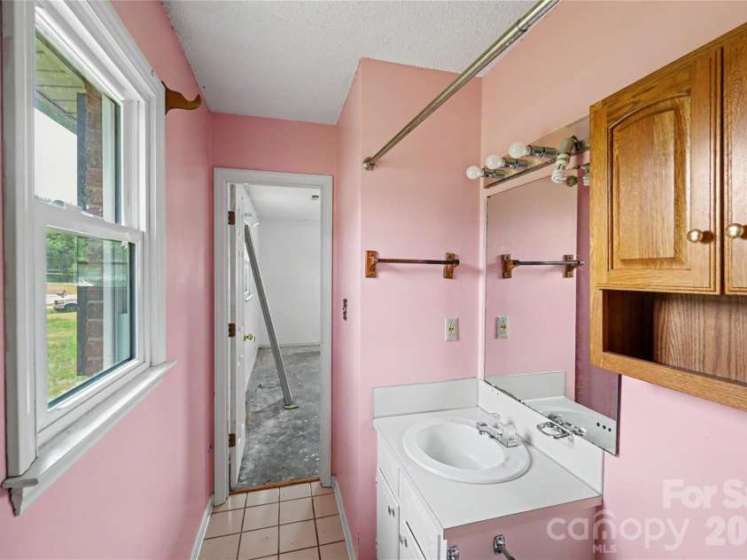 406 Greyfield Drive, Kings Mountain, NC 28086.  MLS# CAR4409413, YatesRealty ID 43387. 