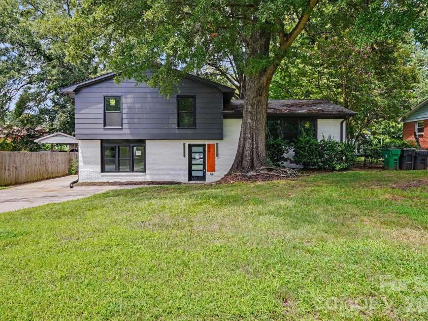 3801 Woodleaf Road, Charlotte, NC 28205.  MLS# CAR4370771, YatesRealty ID 43388. 