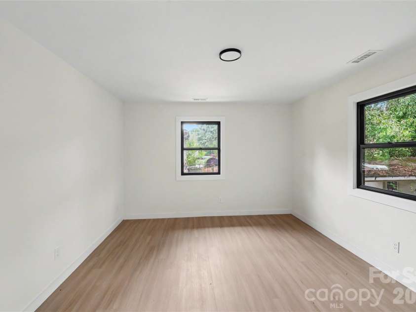 3801 Woodleaf Road, Charlotte, NC 28205.  MLS# CAR4370771, YatesRealty ID 43388. 