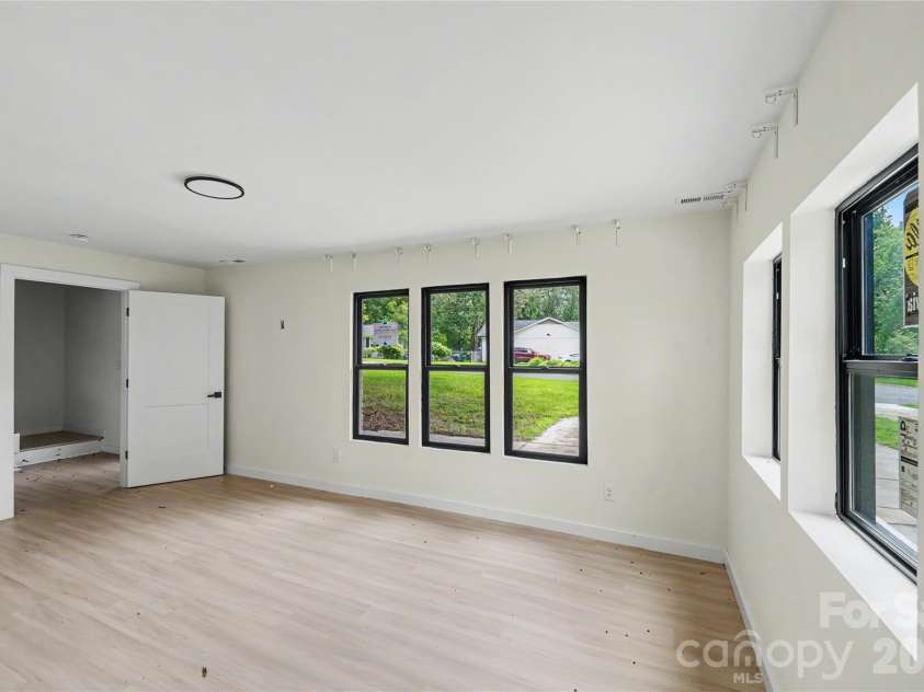 3801 Woodleaf Road, Charlotte, NC 28205.  MLS# CAR4370771, YatesRealty ID 43388. 