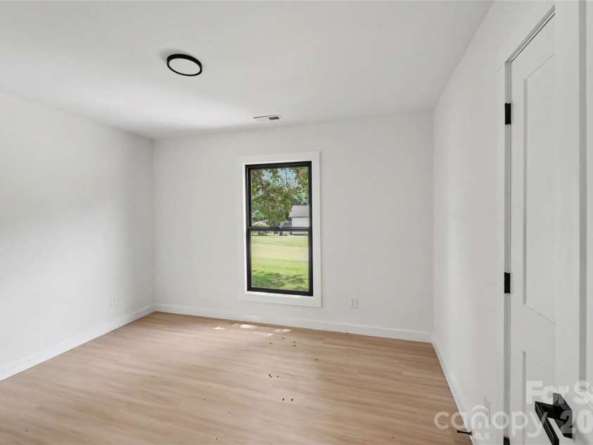 3801 Woodleaf Road, Charlotte, NC 28205.  MLS# CAR4370771, YatesRealty ID 43388. 