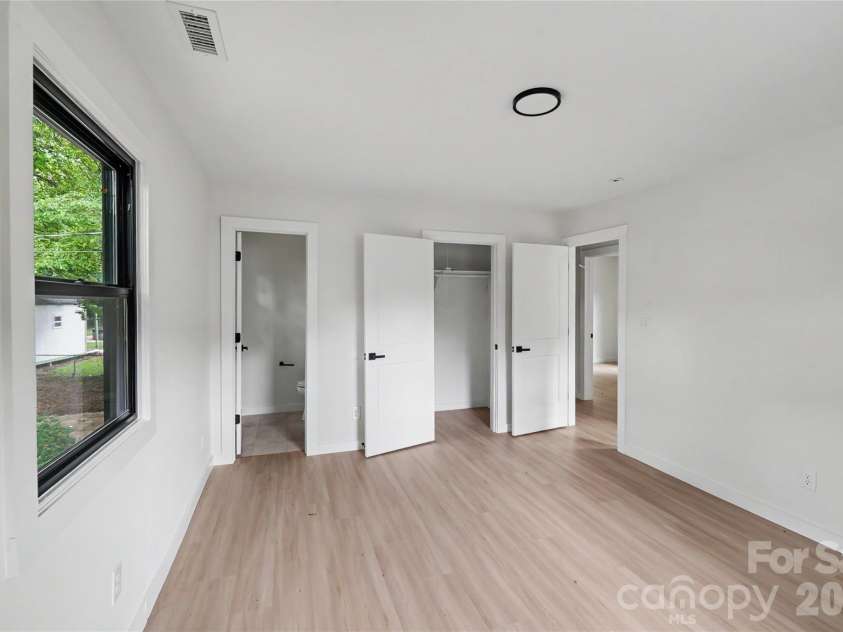3801 Woodleaf Road, Charlotte, NC 28205.  MLS# CAR4370771, YatesRealty ID 43388. 