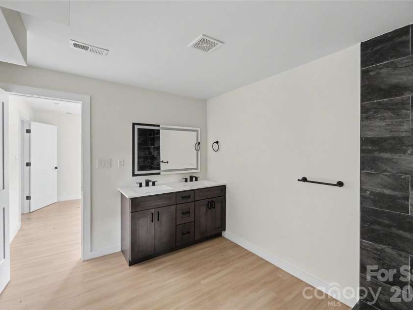 3801 Woodleaf Road, Charlotte, NC 28205.  MLS# CAR4370771, YatesRealty ID 43388. 