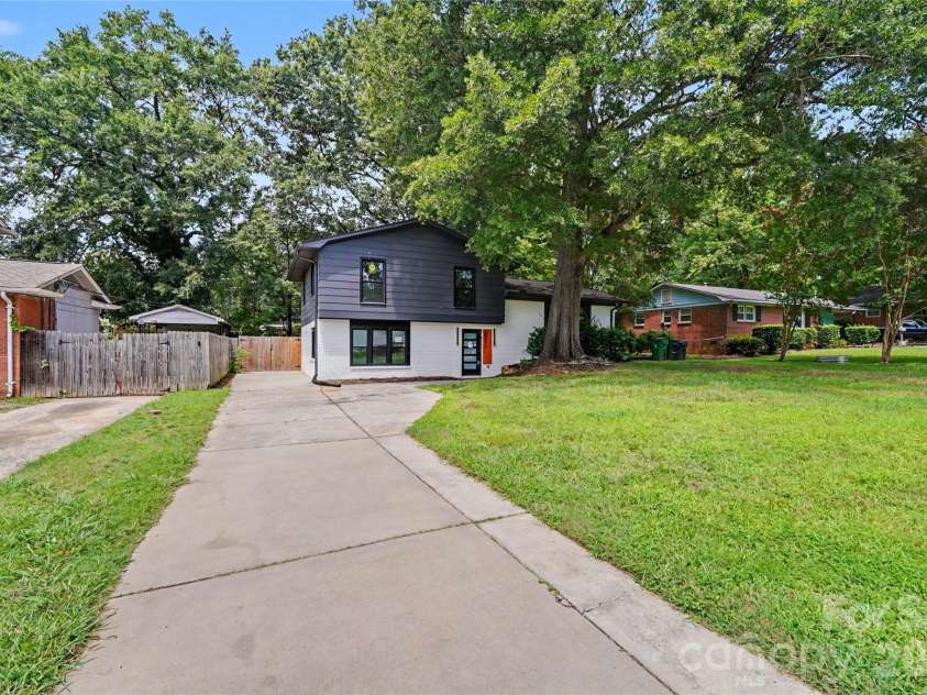 3801 Woodleaf Road, Charlotte, NC 28205.  MLS# CAR4370771, YatesRealty ID 43388. 