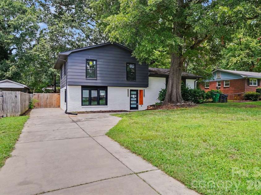 3801 Woodleaf Road, Charlotte, NC 28205.  MLS# CAR4370771, YatesRealty ID 43388. 