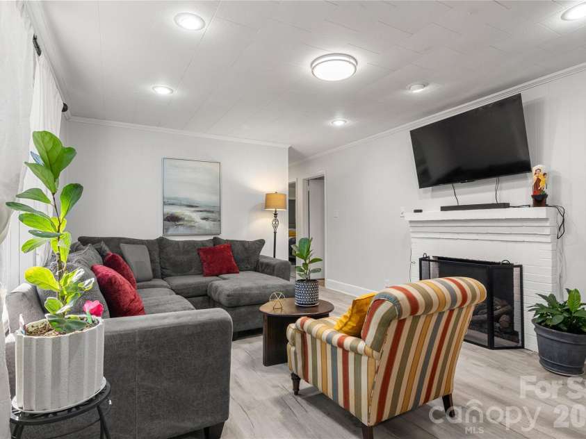314 Laurel Hill Road, Fort Mill, SC 29707.  MLS# CAR4410458, YatesRealty ID 43390. Living room