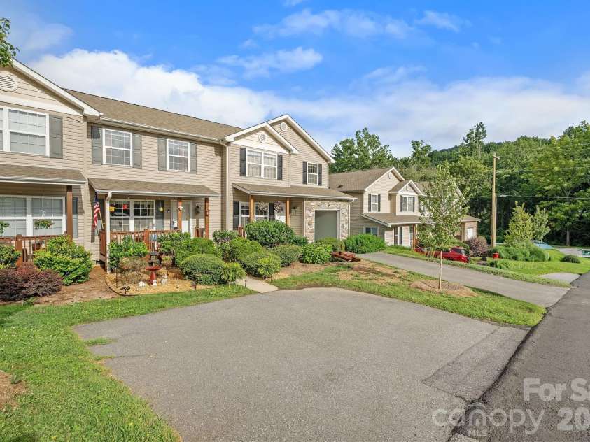 109 Loch Haven Road, Swannanoa, NC 28778.  MLS# CAR4412068, YatesRealty ID 43392. 