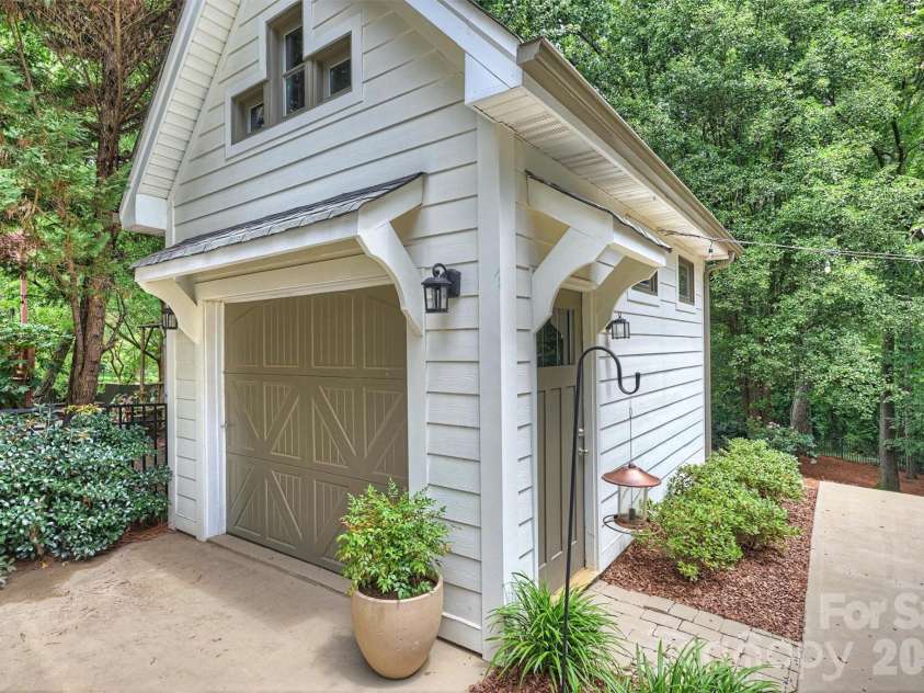 1328 Ivey Drive, Charlotte, NC 28205.  MLS# CAR4411128, YatesRealty ID 43393. 