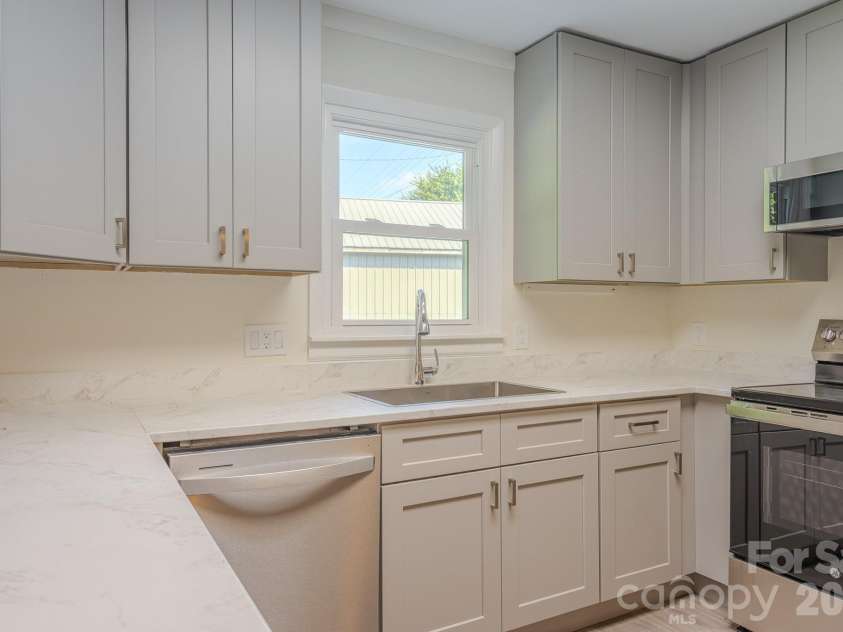 8525 US 25/70 Highway, Marshall, NC 28753.  MLS# CAR4412343, YatesRealty ID 43394. 