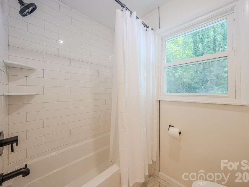 8525 US 25/70 Highway, Marshall, NC 28753.  MLS# CAR4412343, YatesRealty ID 43394. 