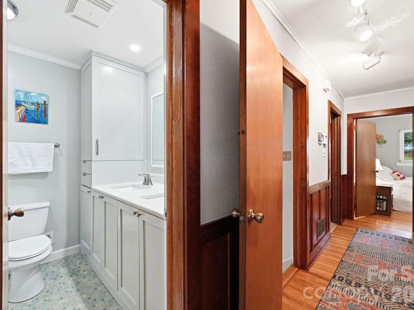 515 Dogwood Lane, Belmont, NC 28012.  MLS# CAR4408248, YatesRealty ID 43395. Hall Bathroom