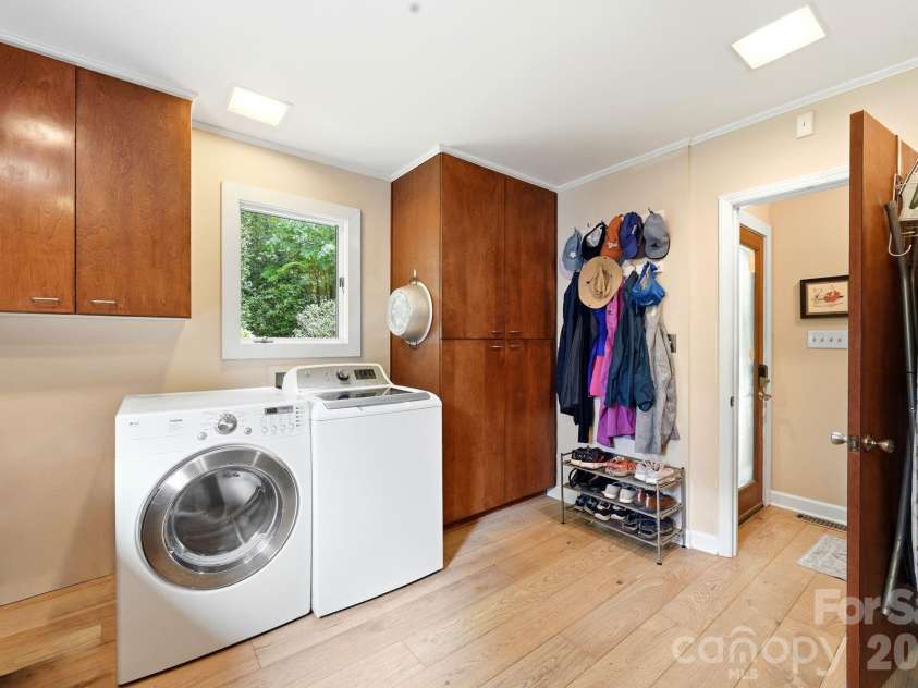 515 Dogwood Lane, Belmont, NC 28012.  MLS# CAR4408248, YatesRealty ID 43395. Laundry/Mud Room combo is must see!