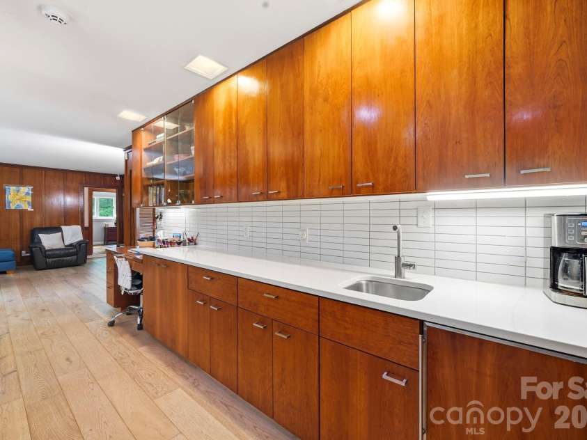 515 Dogwood Lane, Belmont, NC 28012.  MLS# CAR4408248, YatesRealty ID 43395. Lower cabinets have drawer systems installed.