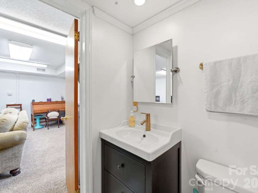 515 Dogwood Lane, Belmont, NC 28012.  MLS# CAR4408248, YatesRealty ID 43395. Lower Level Full bath