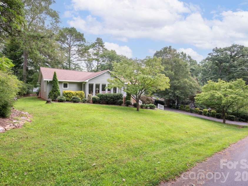 23 Oaks Circle, Asheville, NC 28806.  MLS# CAR4410251, YatesRealty ID 43398. 