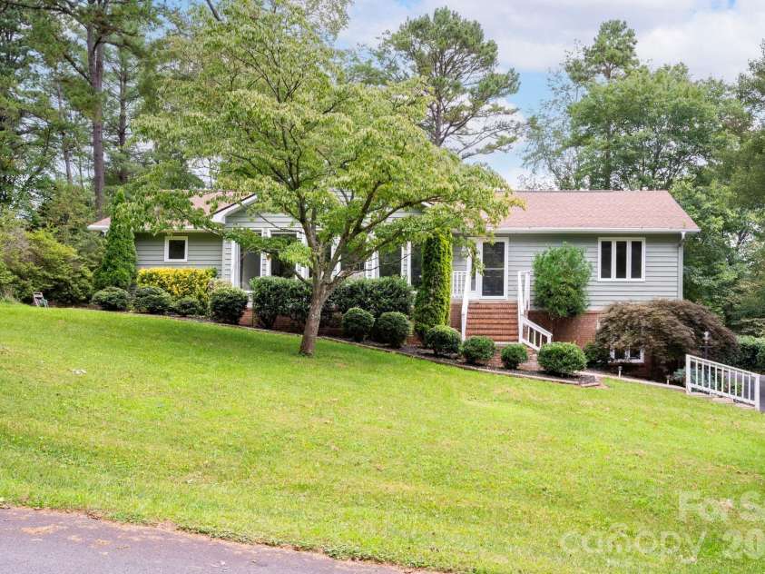 23 Oaks Circle, Asheville, NC 28806.  MLS# CAR4410251, YatesRealty ID 43398. 