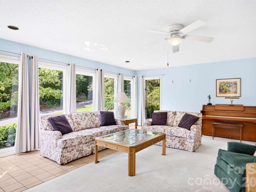23 Oaks Circle, Asheville, NC 28806.  MLS# CAR4410251, YatesRealty ID 43398. 
