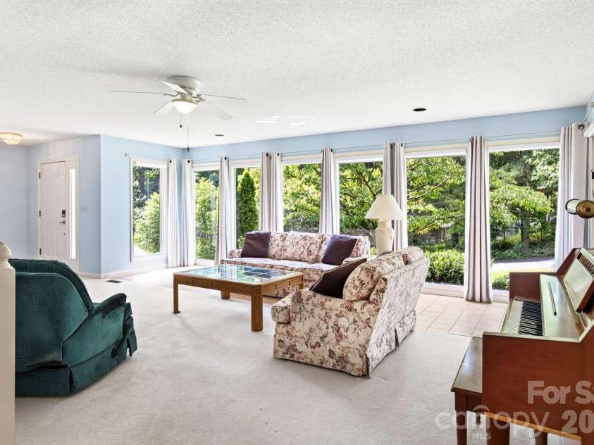 23 Oaks Circle, Asheville, NC 28806.  MLS# CAR4410251, YatesRealty ID 43398. 