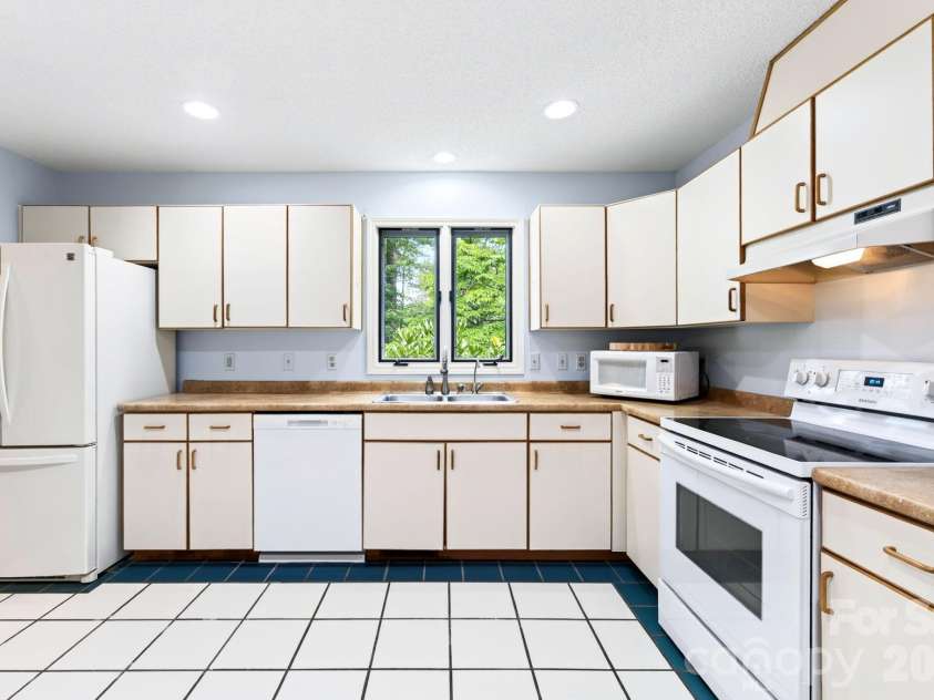 23 Oaks Circle, Asheville, NC 28806.  MLS# CAR4410251, YatesRealty ID 43398. 