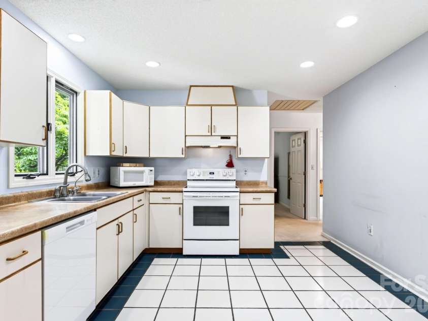 23 Oaks Circle, Asheville, NC 28806.  MLS# CAR4410251, YatesRealty ID 43398. 