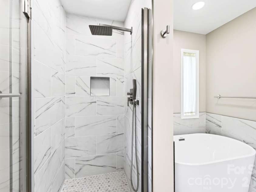 23 Oaks Circle, Asheville, NC 28806.  MLS# CAR4410251, YatesRealty ID 43398. 