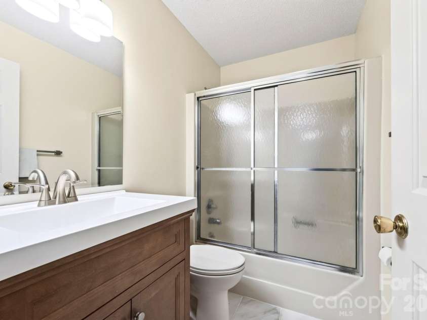 23 Oaks Circle, Asheville, NC 28806.  MLS# CAR4410251, YatesRealty ID 43398. 