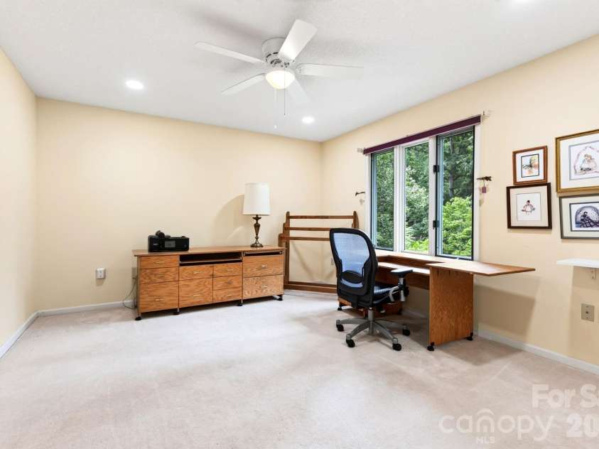 23 Oaks Circle, Asheville, NC 28806.  MLS# CAR4410251, YatesRealty ID 43398. 