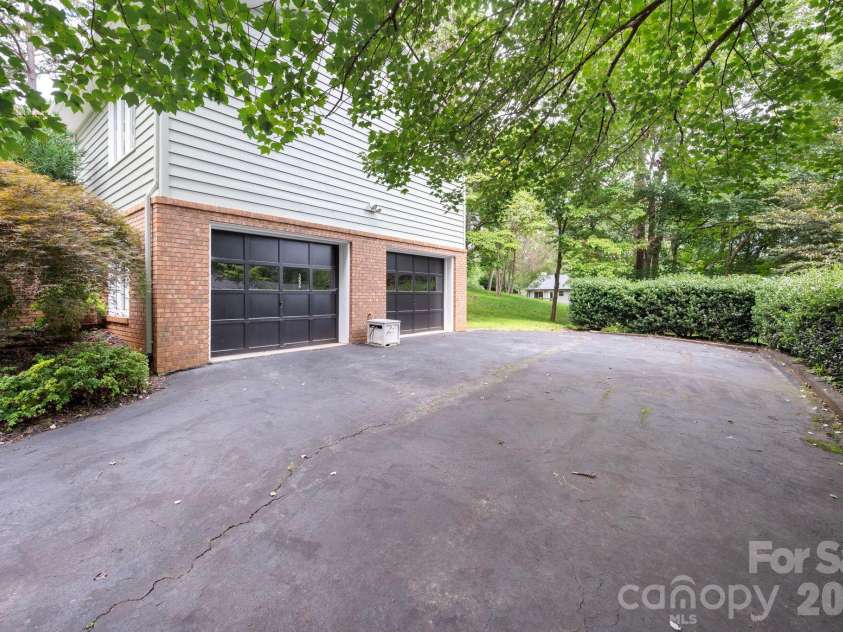 23 Oaks Circle, Asheville, NC 28806.  MLS# CAR4410251, YatesRealty ID 43398. 