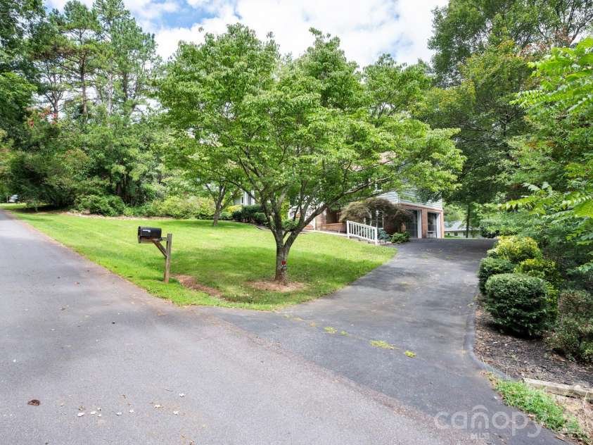 23 Oaks Circle, Asheville, NC 28806.  MLS# CAR4410251, YatesRealty ID 43398. 