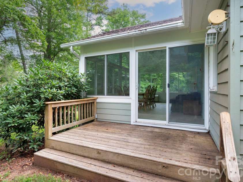 23 Oaks Circle, Asheville, NC 28806.  MLS# CAR4410251, YatesRealty ID 43398. 