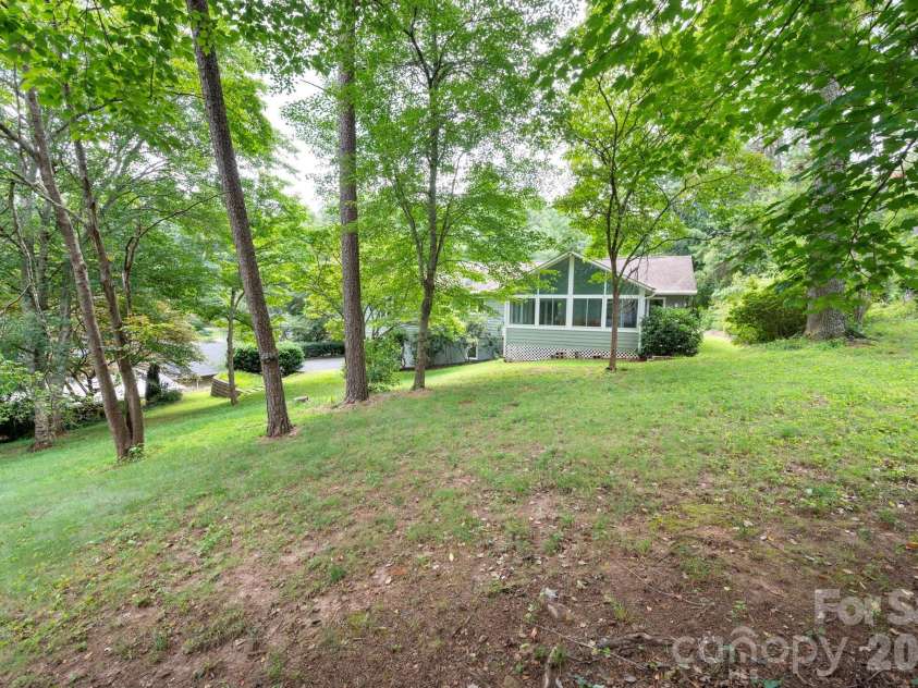 23 Oaks Circle, Asheville, NC 28806.  MLS# CAR4410251, YatesRealty ID 43398. 