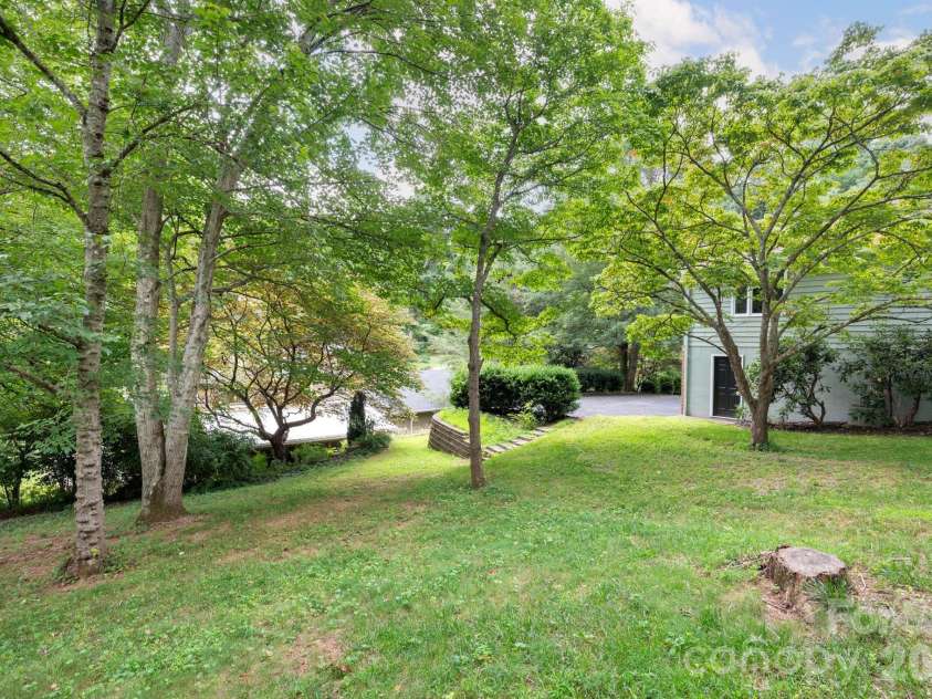 23 Oaks Circle, Asheville, NC 28806.  MLS# CAR4410251, YatesRealty ID 43398. 