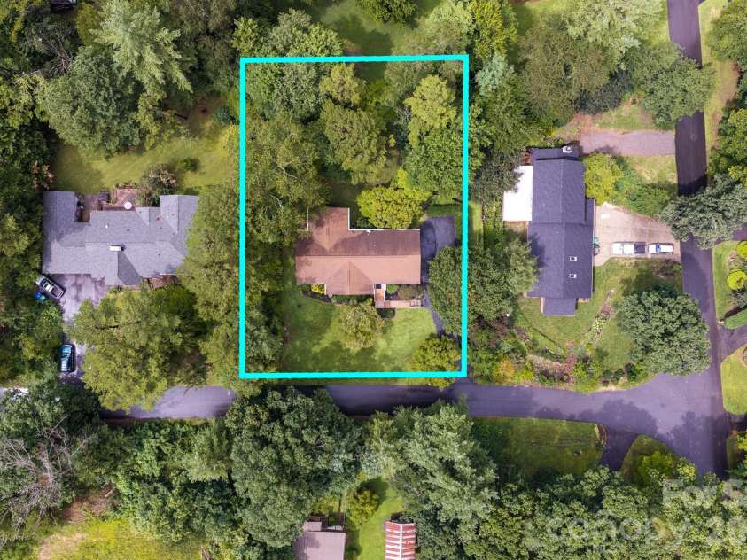 23 Oaks Circle, Asheville, NC 28806.  MLS# CAR4410251, YatesRealty ID 43398. 