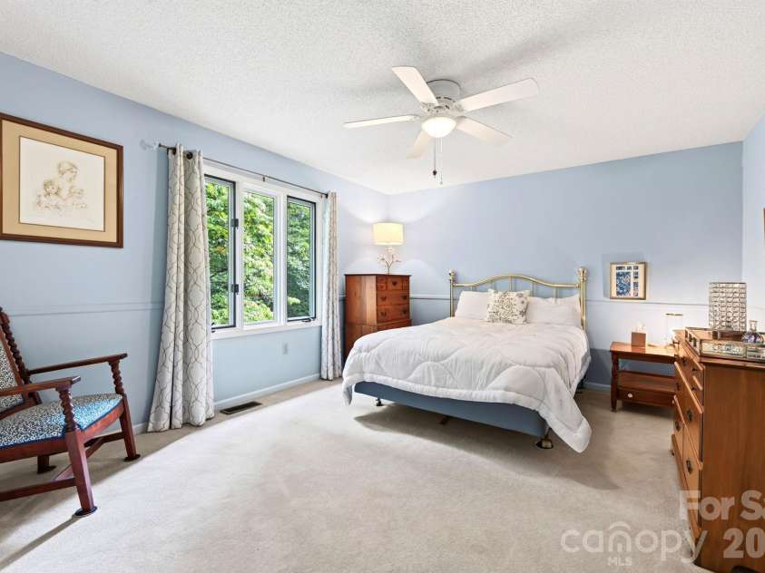 23 Oaks Circle, Asheville, NC 28806.  MLS# CAR4410251, YatesRealty ID 43398. Large secondary Bedrooms
