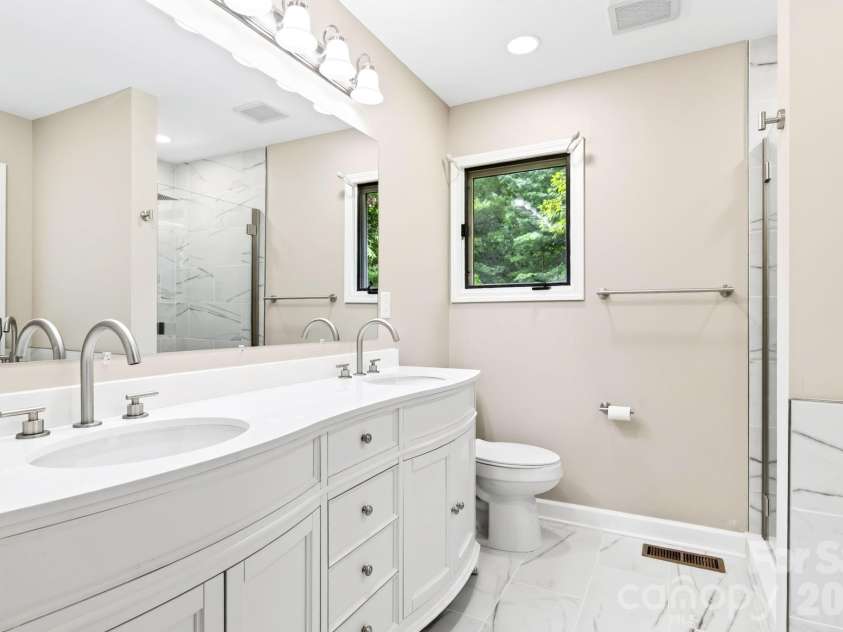 23 Oaks Circle, Asheville, NC 28806.  MLS# CAR4410251, YatesRealty ID 43398. Primary Bath